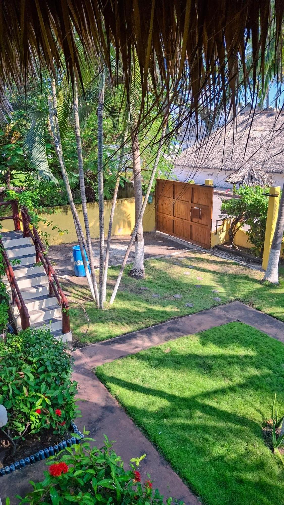 Hotel Cafe Del Sol Monterrico Bagian luar foto