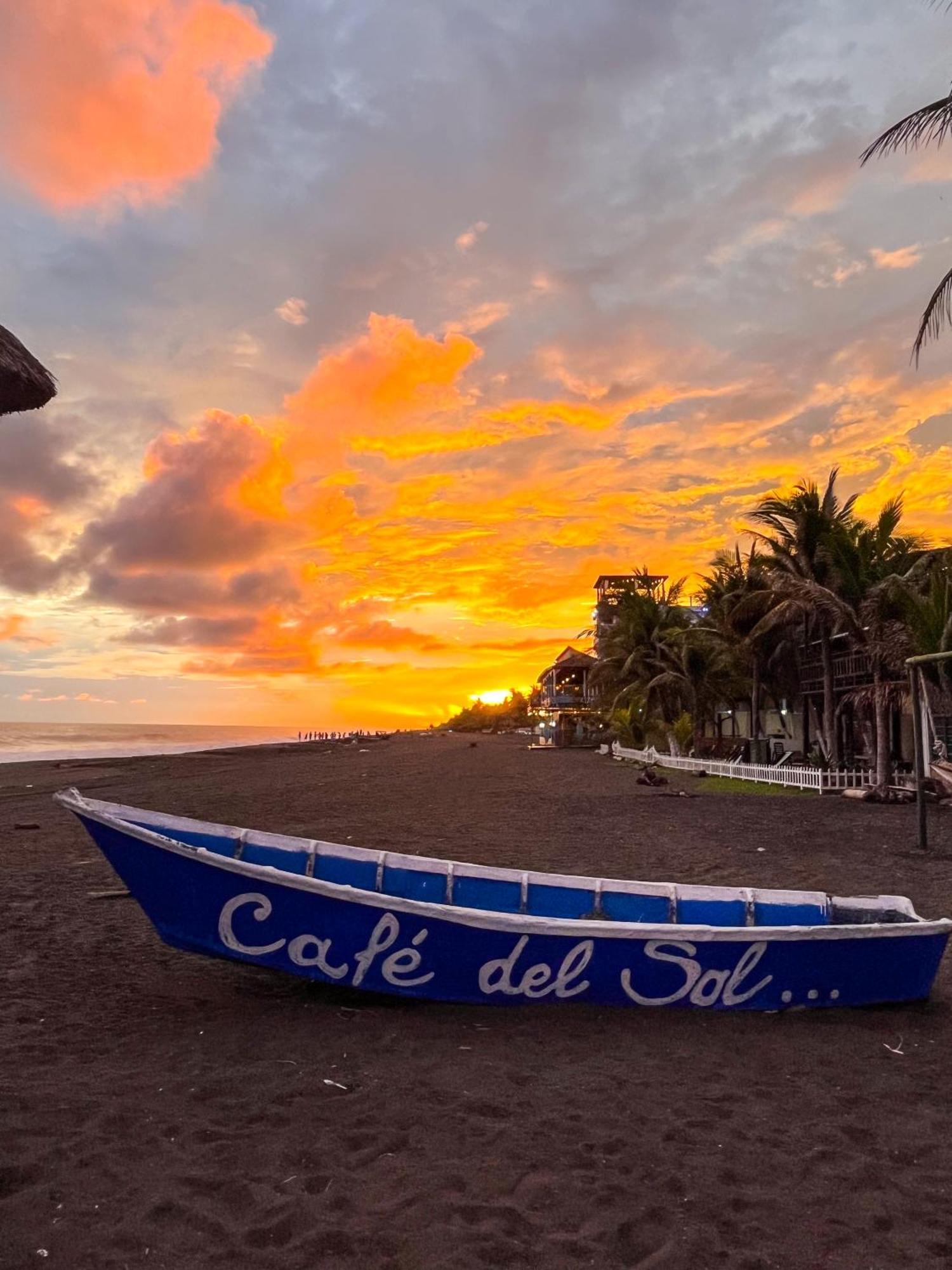 Hotel Cafe Del Sol Monterrico Bagian luar foto