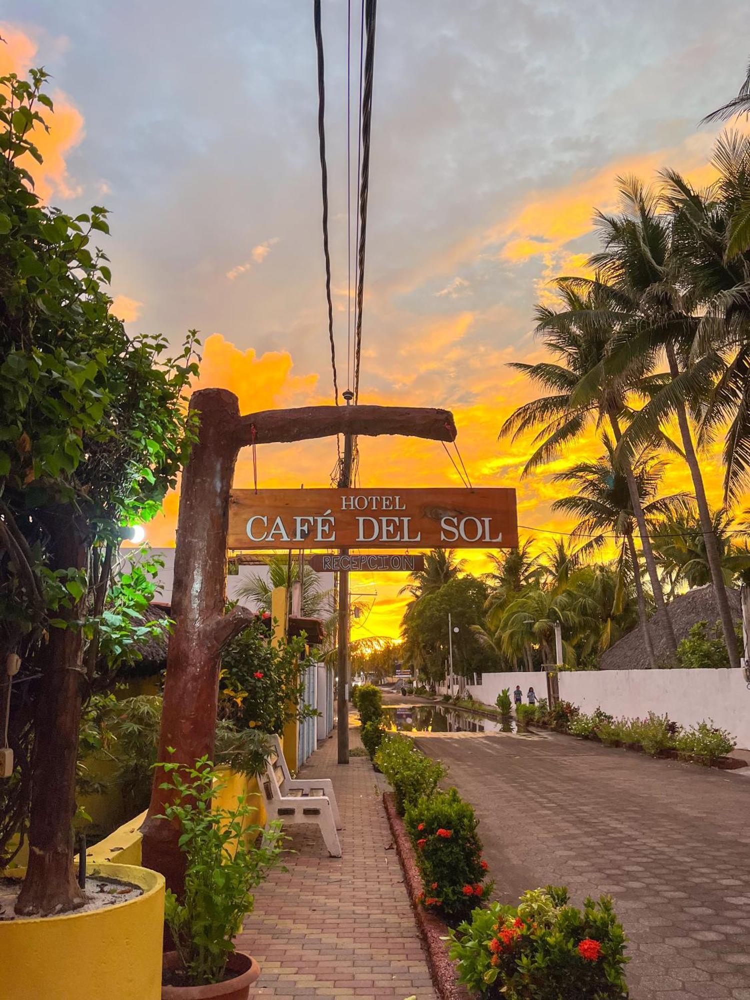 Hotel Cafe Del Sol Monterrico Bagian luar foto